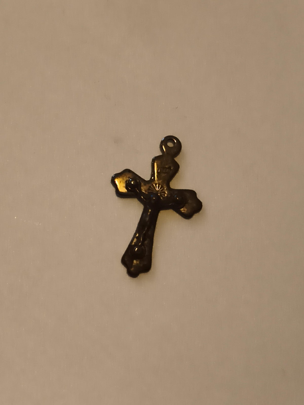 Petite croix ancienne pendentif religieux aspect doré vintage