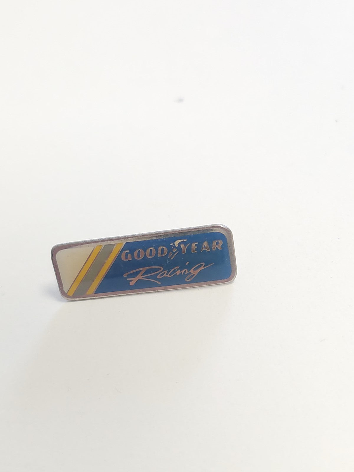 Pin's ancien Goodyear Racing rétro, badge publicitaire collection sport automobi