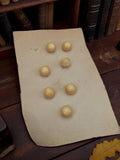Lot 8 boutons anciens vintage ronds beige nacré, aspect lisse rétro