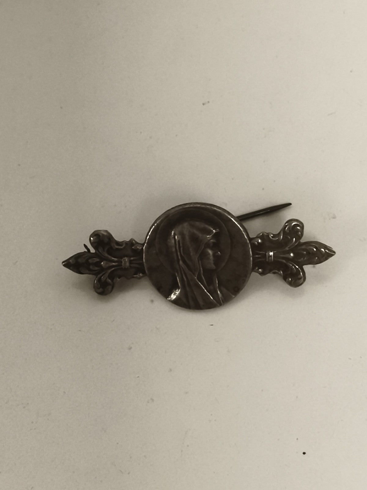 Broche ancienne médaille Vierge motif religieux style Art Nouveau