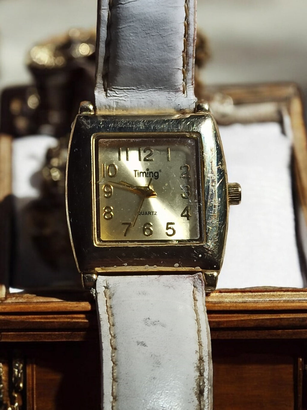 Montre femme Timing vintage, cadran doré, bracelet blanc, à réparer