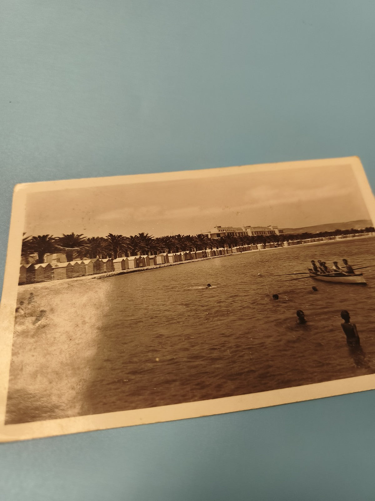 Carte postale ancienne CPA bord de mer, cabines, rameurs, ambiance vintage