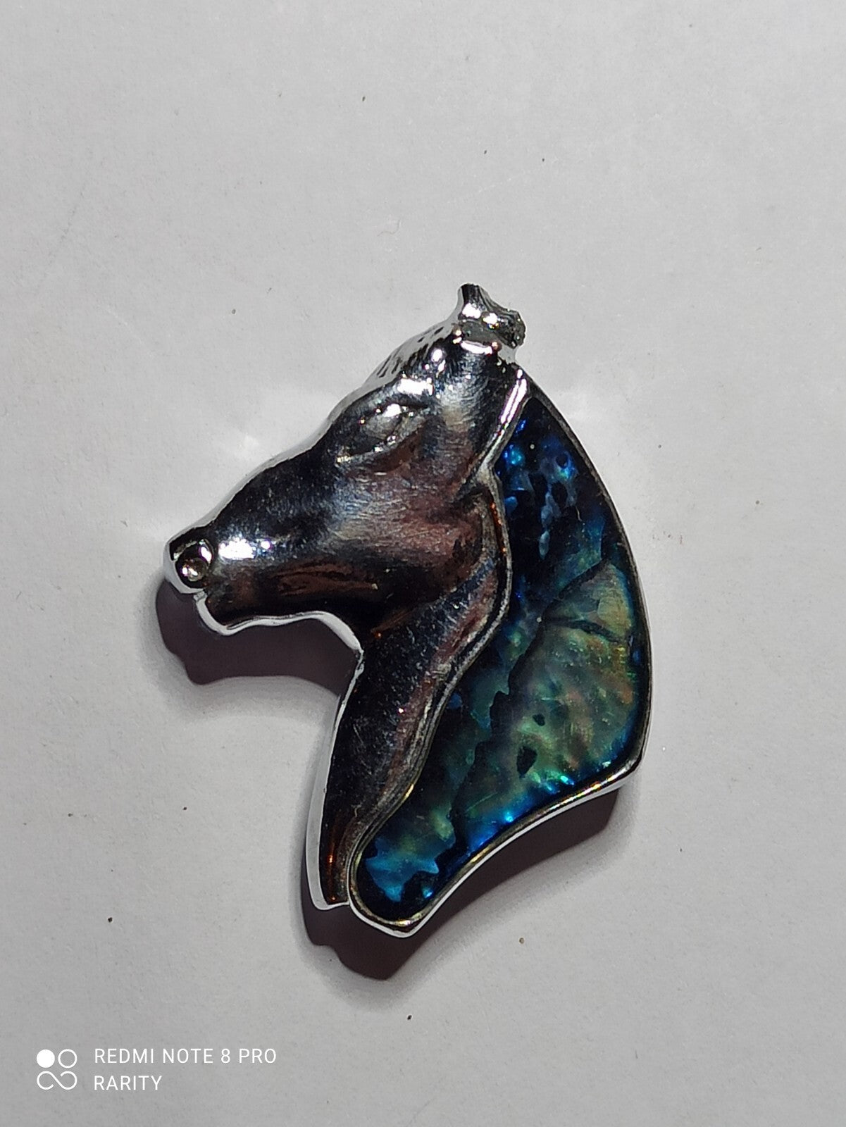 Pendentif cheval vintage finition argentée nacré bleu abalone rétro années 70