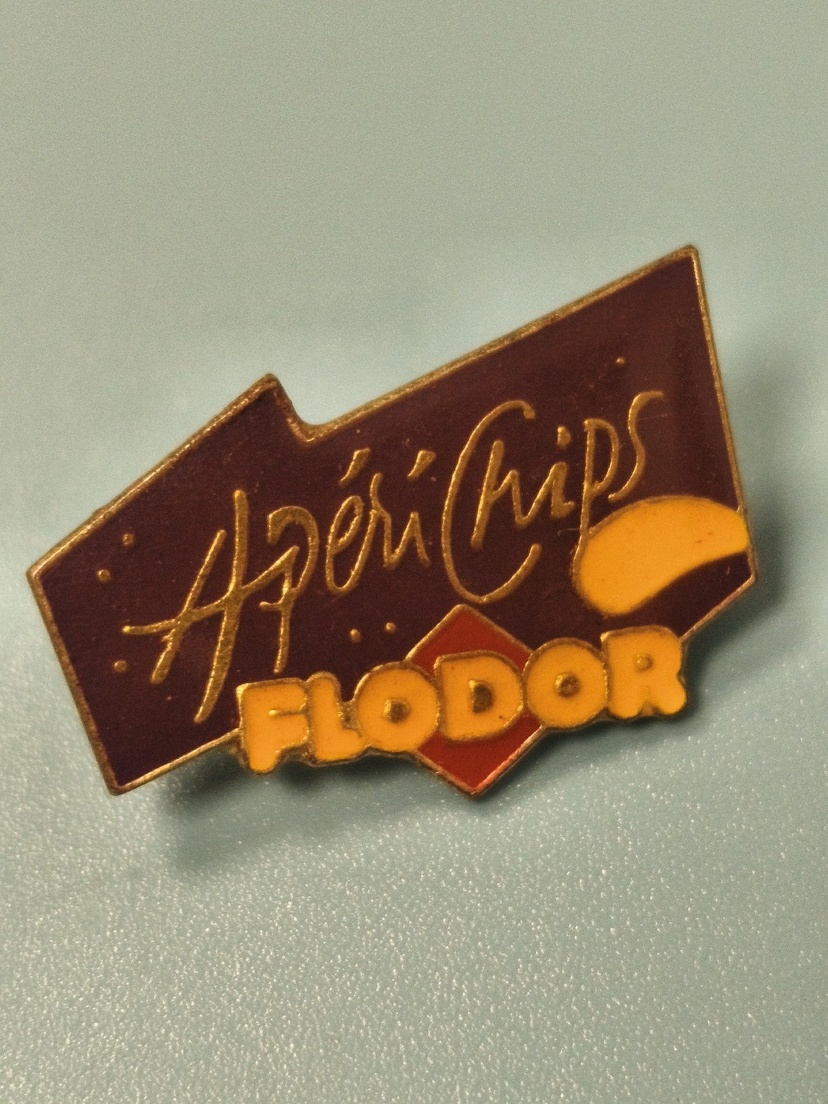 Pin's vintage Flodor ApériChips publicitaire rétro jaune et marron collection
