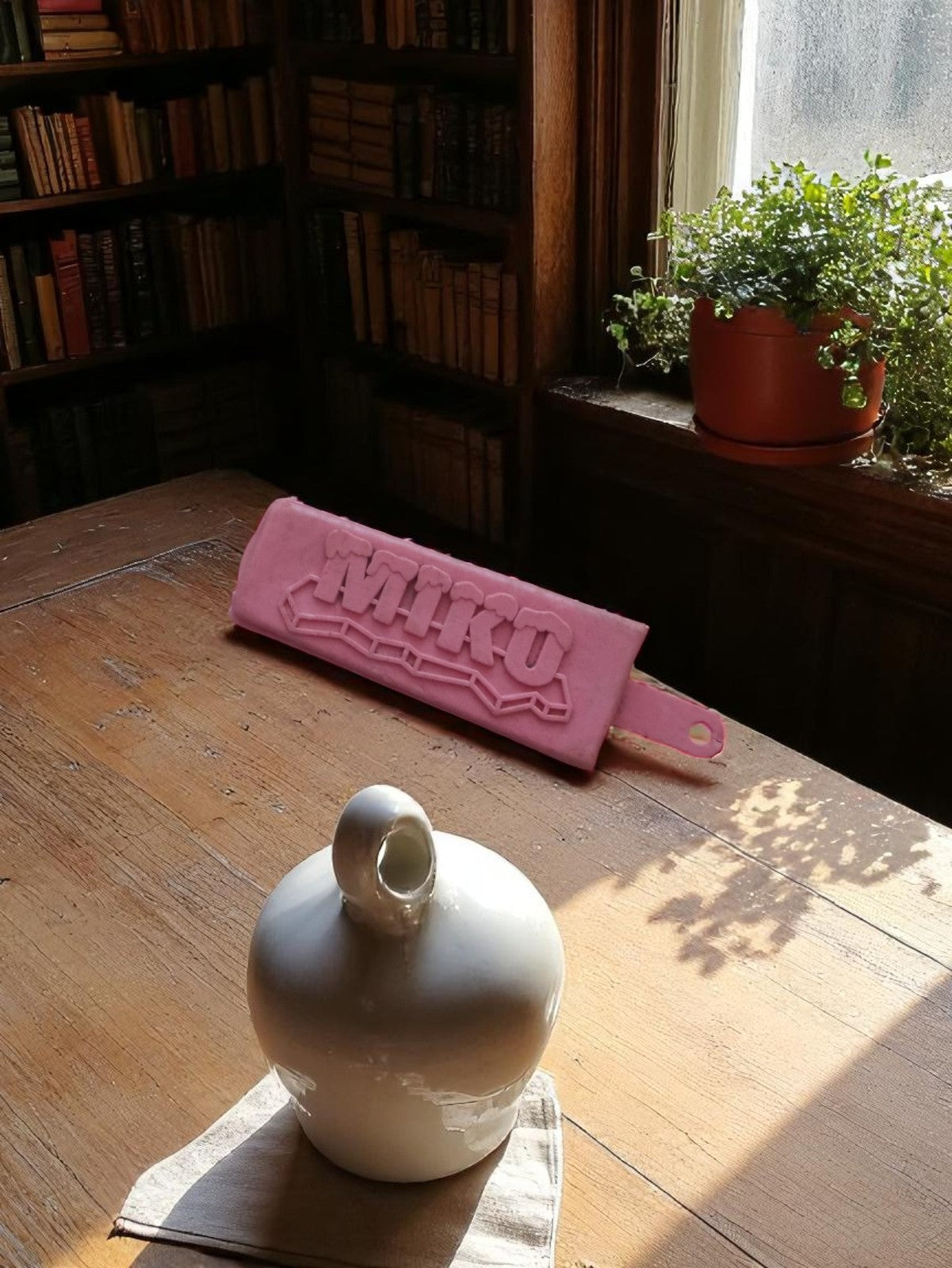 Pancarte publicitaire Miku rose vintage, lettrage relief, déco rétro