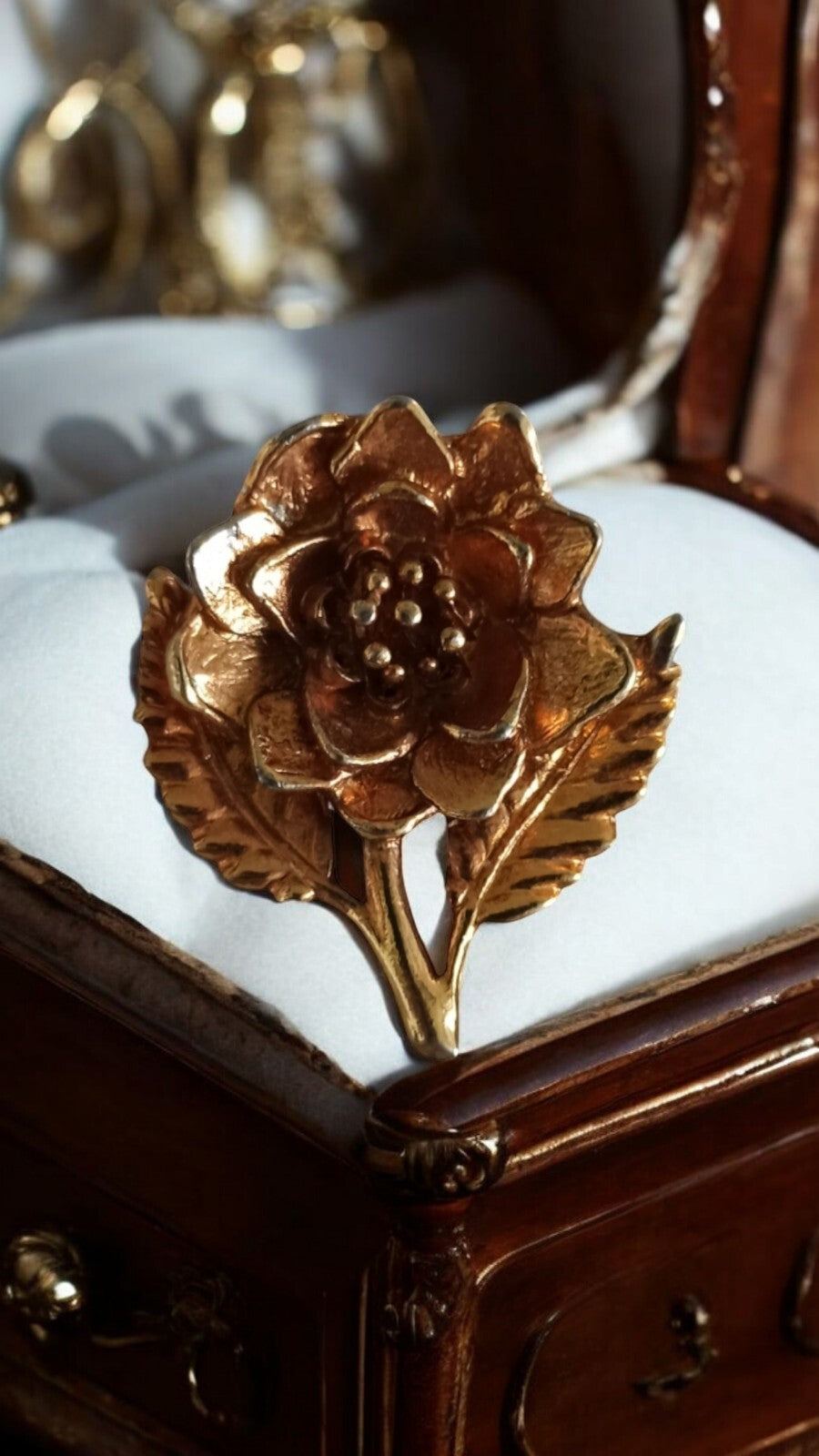 Broche fleur vintage dorée, bijou fantaisie métal, style floral rétro
