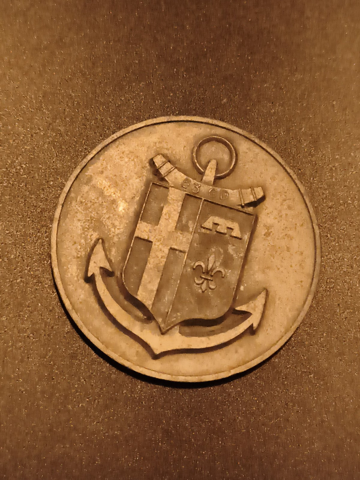 Médaille blason ancre croix fleur de lys 83 CD aspect métallique