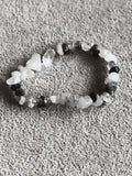 Bracelet pierres naturelles noir blanc, perles chips élastique, bijou fantaisie