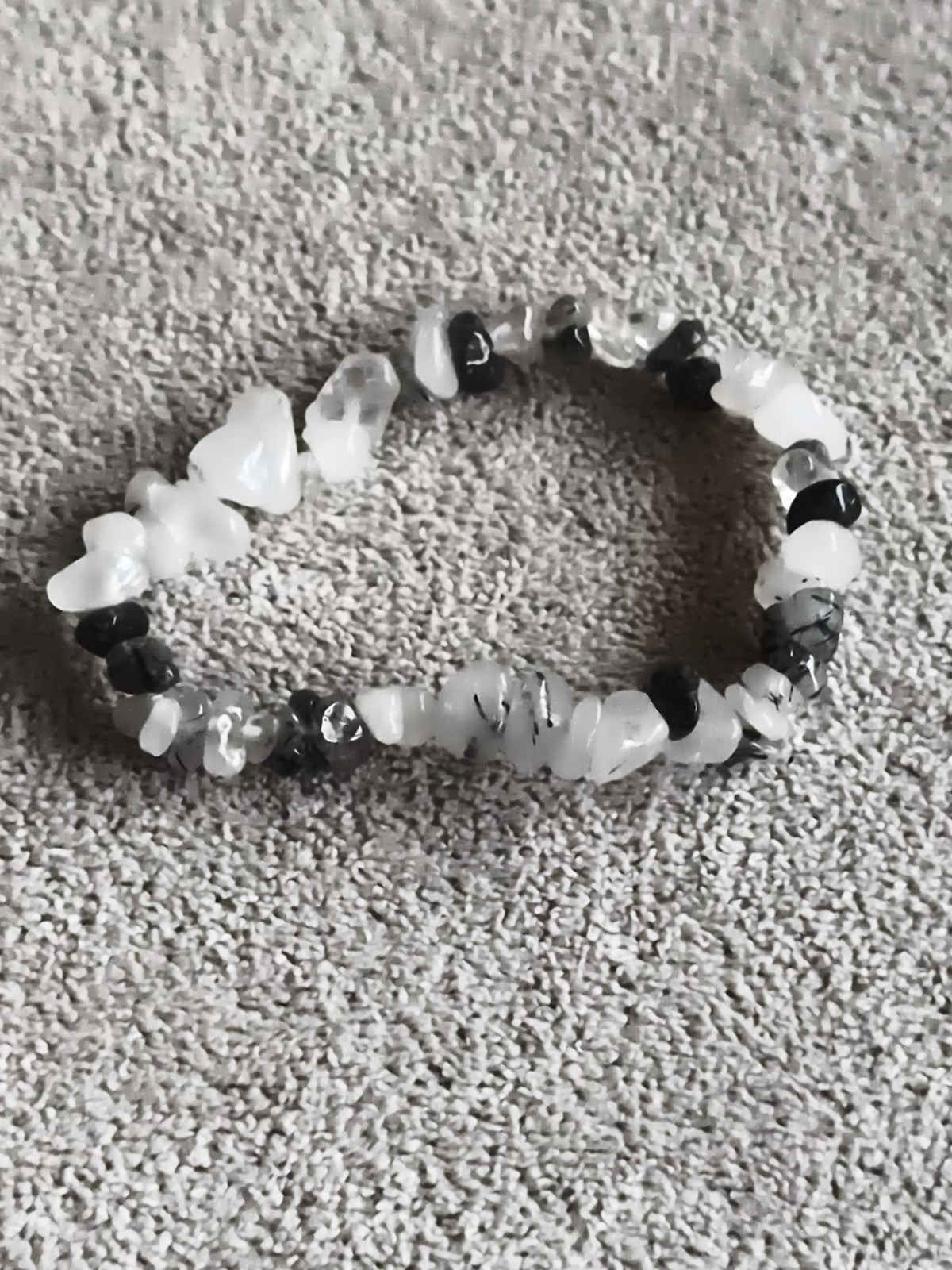 Bracelet pierres naturelles noir blanc, perles chips élastique, bijou fantaisie