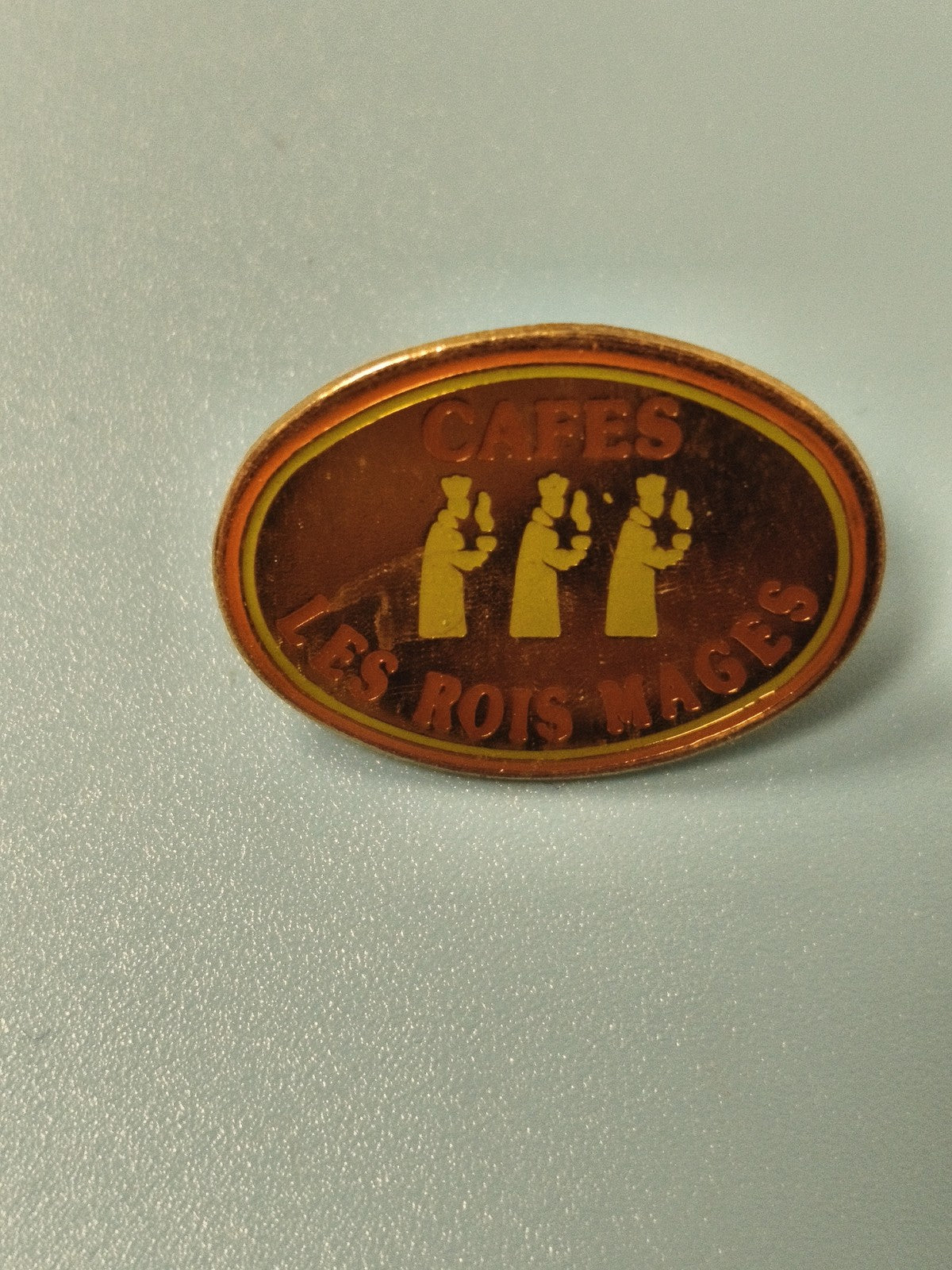 Pin's vintage Cafés Les Rois Mages ovale marron collection pub ancienne