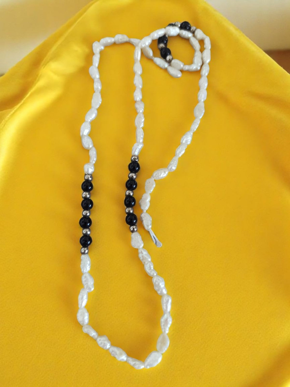 Collier perles de culture vintage, perles baroques blanches et noires, bijou anc