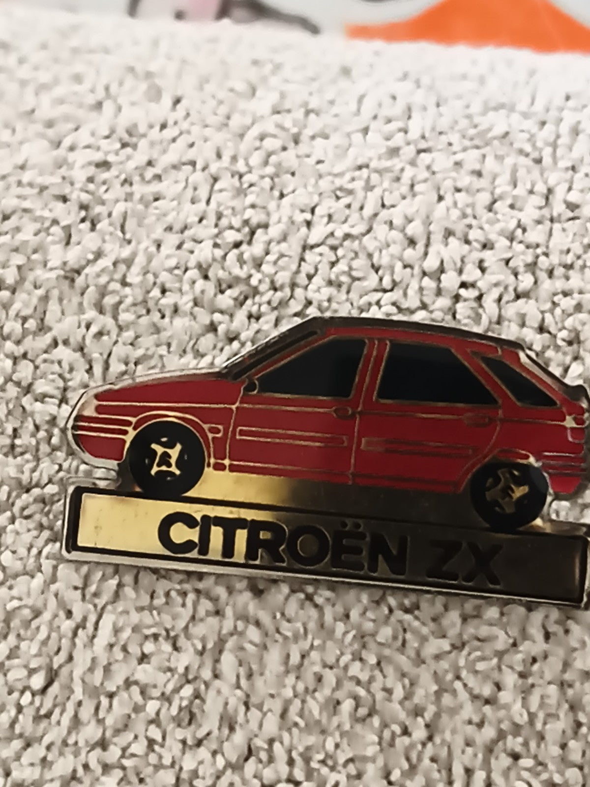 Pin's Citroën ZX vintage rouge émaillé badge ancien automobile (Ref 1)