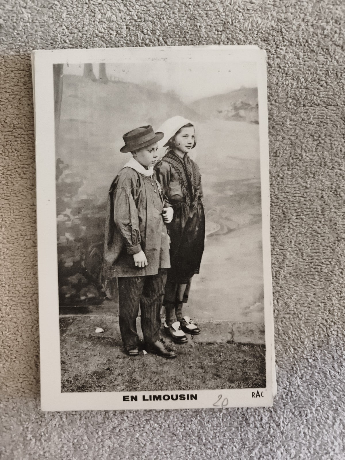 CPA En Limousin carte postale ancienne costumes enfants