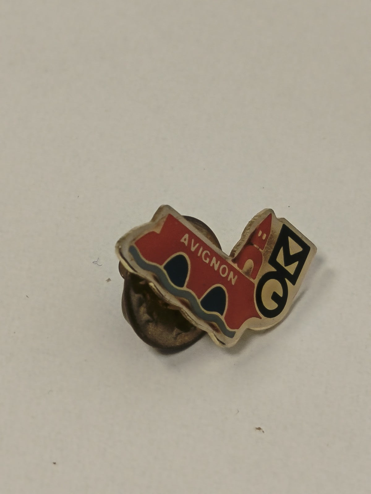 Pin's ancien Avignon rétro ? Badge vintage collection France souvenir ville
