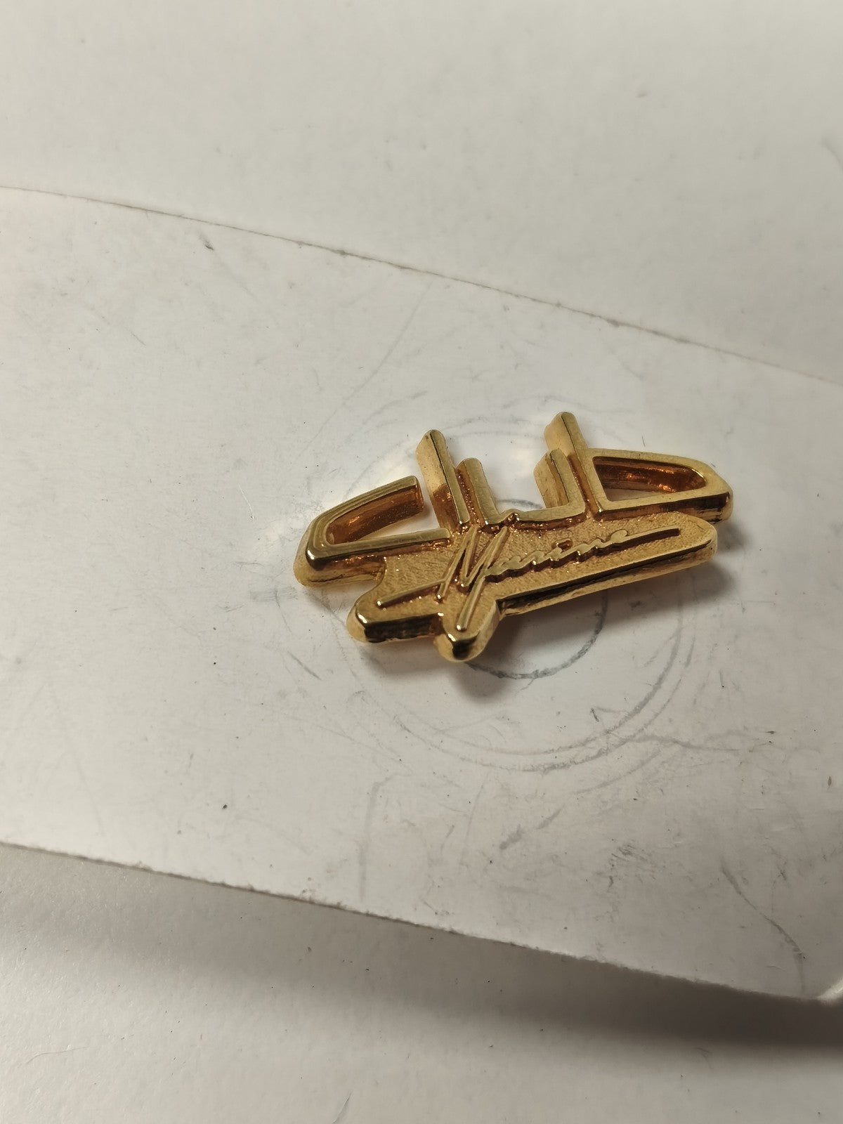 Pin's ancien vintage rétro collection, badge broche authentique objet d'époque