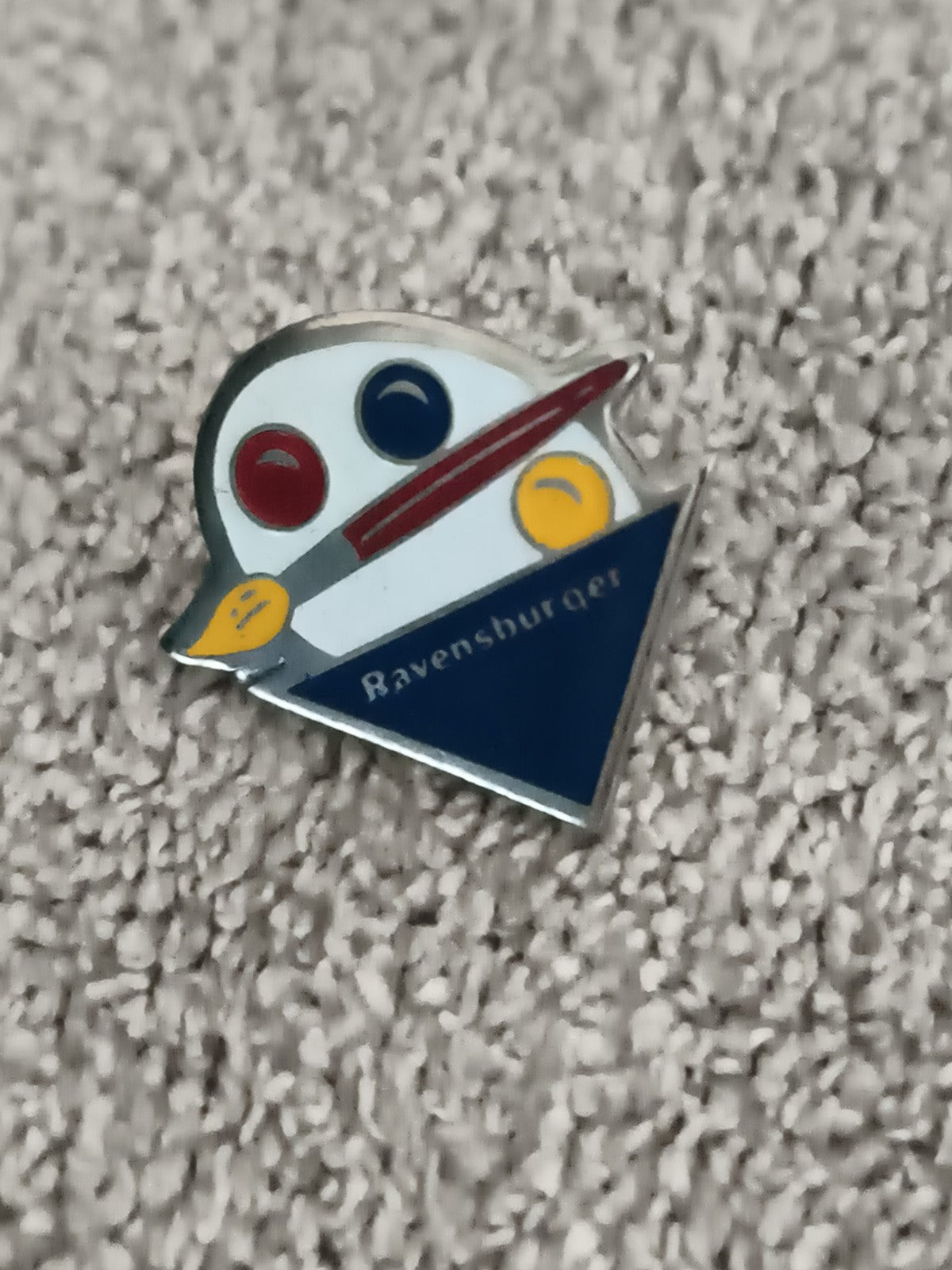 Pin's Ravensburger palette peinture vintage émaillé badge artiste (Ref 10)