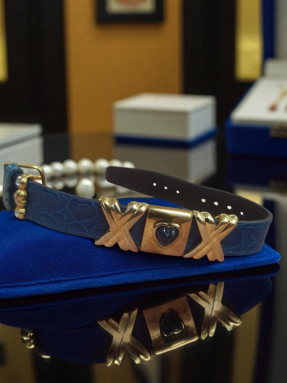 Bracelet vintage cuir bleu et plaqué or, rétro, motif cœur, bijou ancien