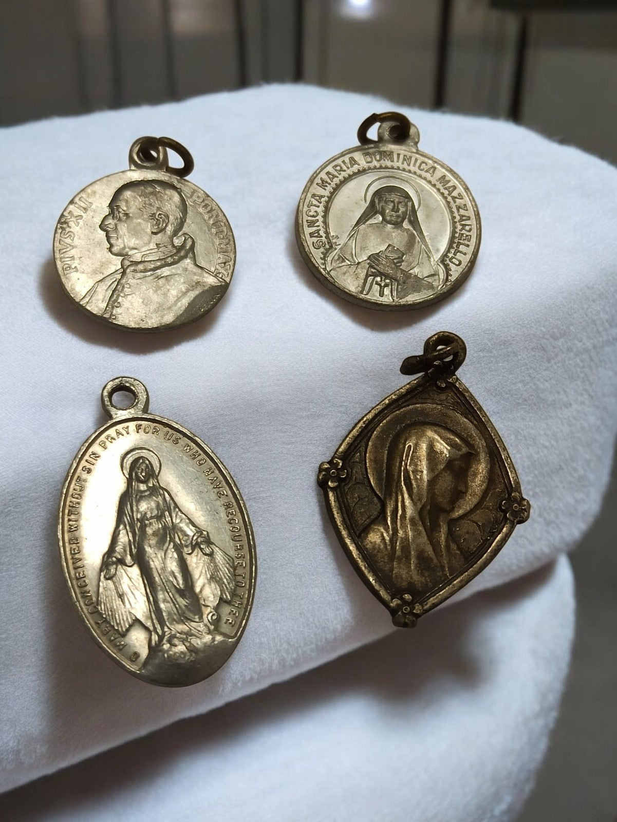 Lot 4 médailles religieuses anciennes vintage catholiques, Vierge Marie, Pape