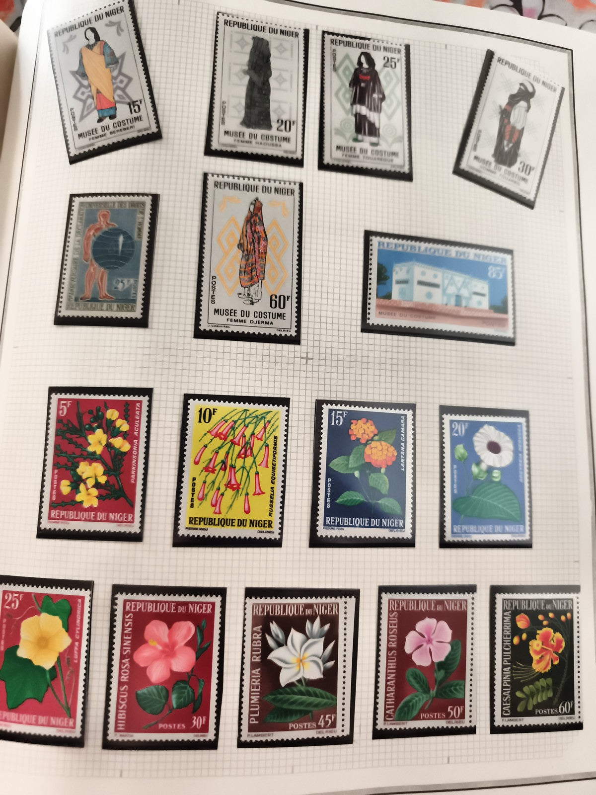 Timbres neufs République du Niger costumes et fleurs vintage philatélie