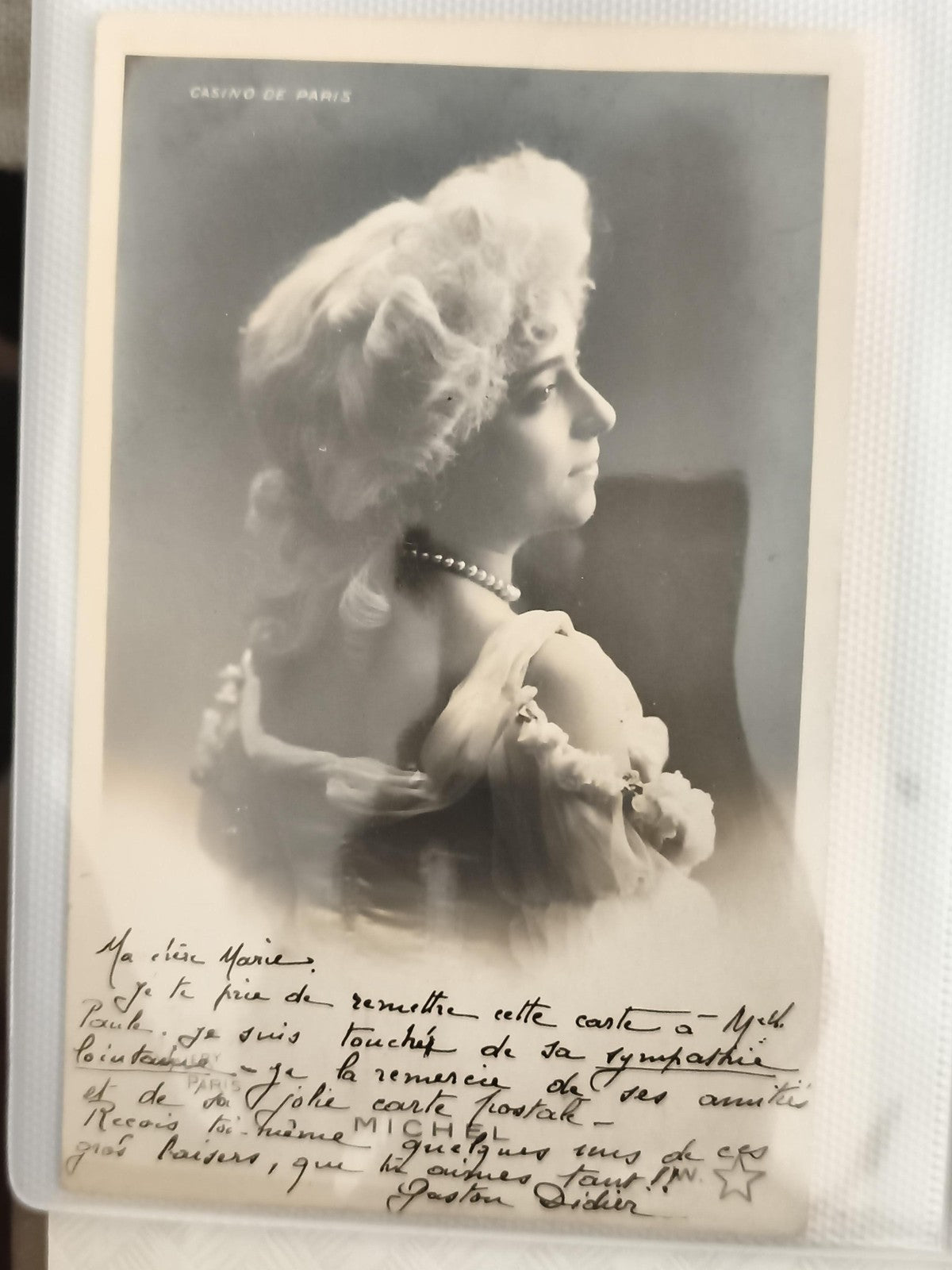 Carte postale ancienne Casino de Paris portrait femme plume perle CPA début XXe