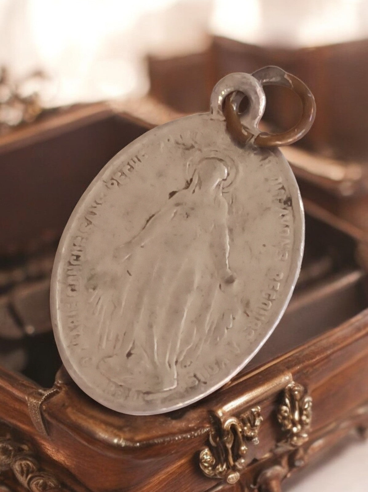 Médaille religieuse catholique vintage métal, pendentif Vierge ovale ancien