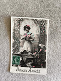 Carte postale Bonne Année femme fleurs timbre France CPA début XXe