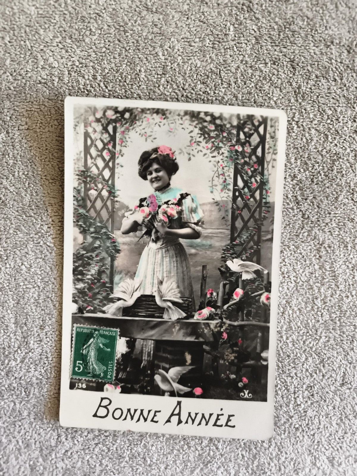 Carte postale Bonne Année femme fleurs timbre France CPA début XXe