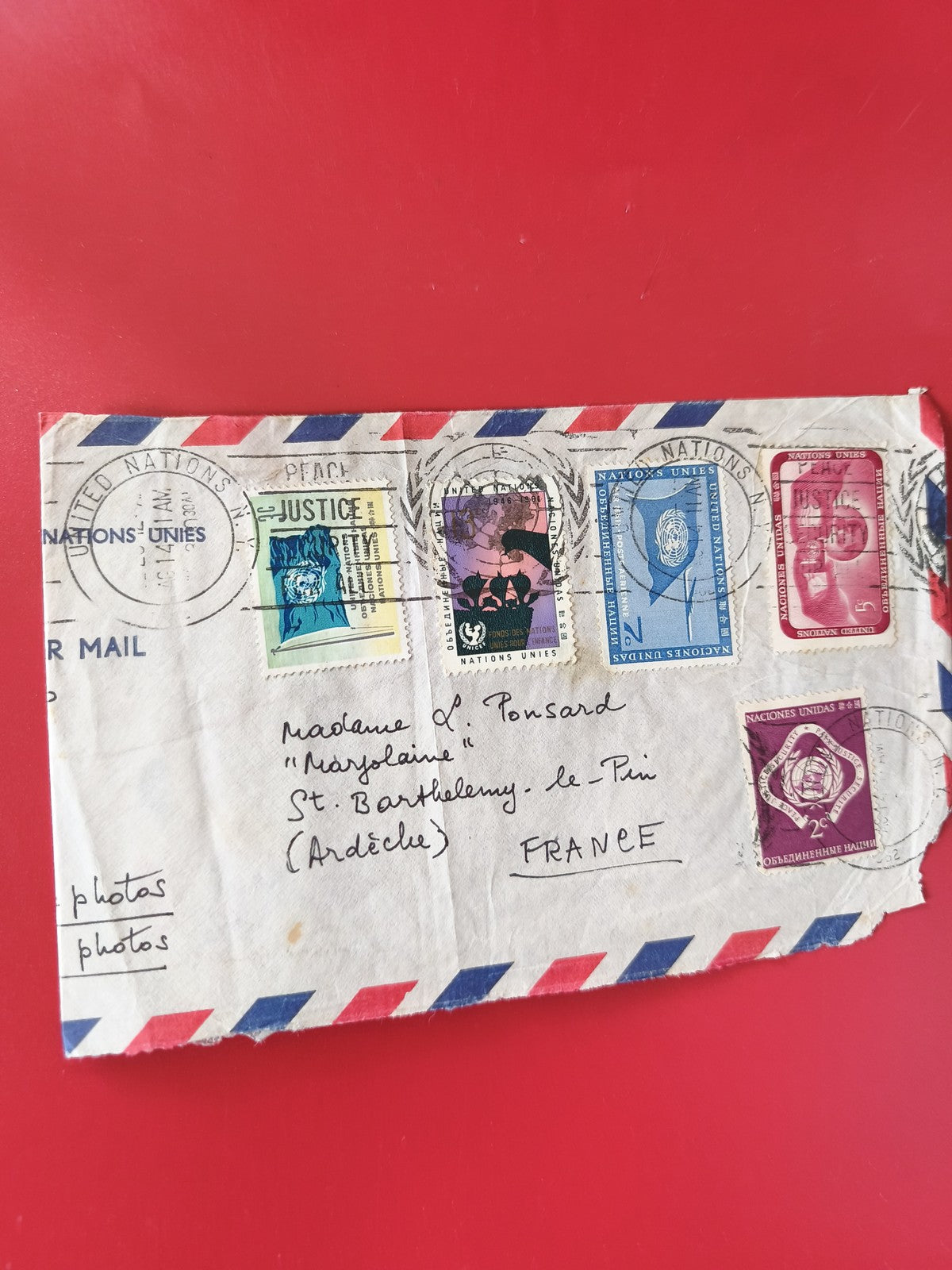 Enveloppe affranchie timbres Nations Unies, par avion, décorée multicolore
