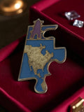 Pin's ancien publicitaire forme carte bleu doré vintage rétro