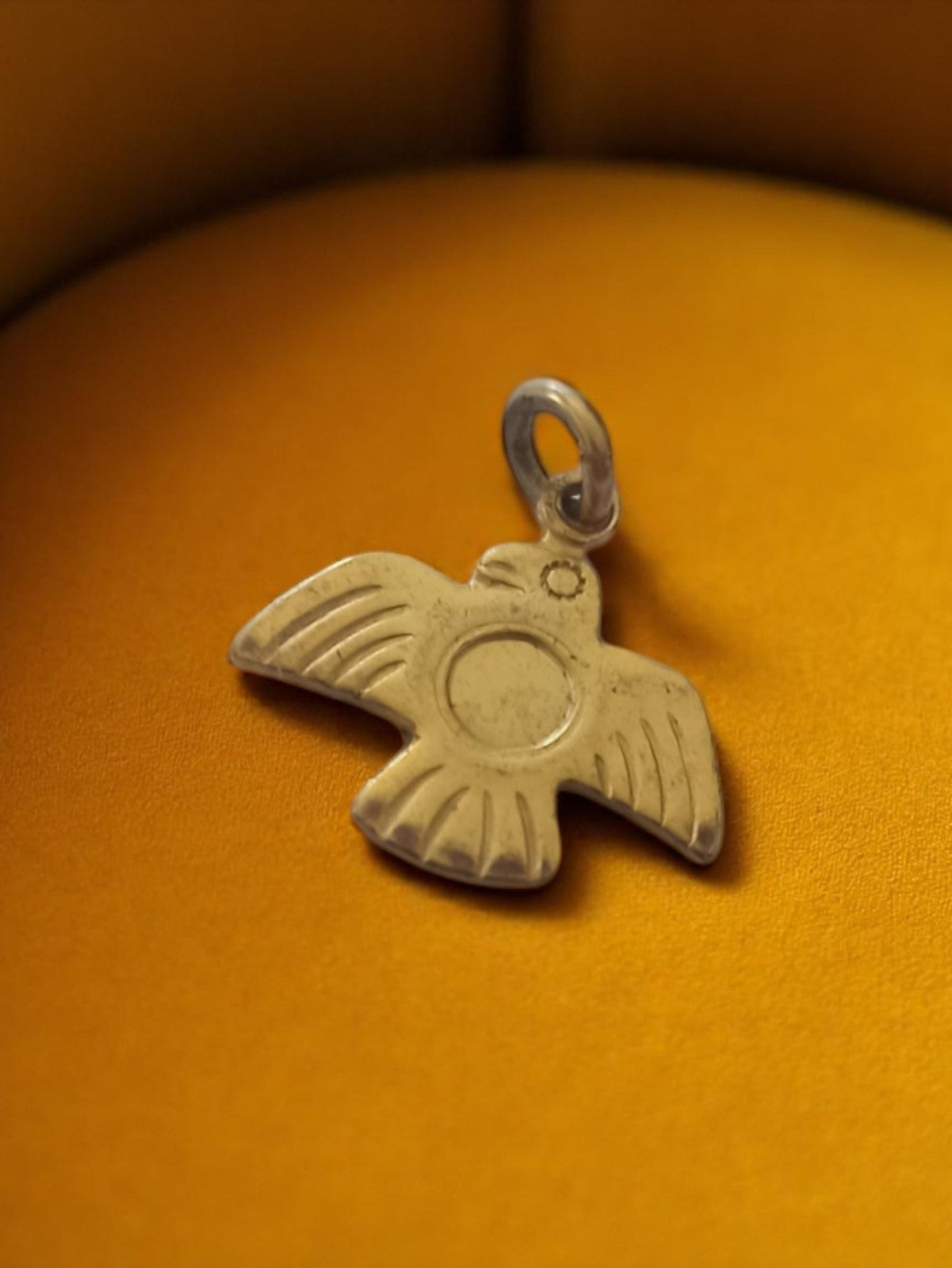 Pendentif vintage oiseau en métal doré, motif stylisé rétro, bijou ancien