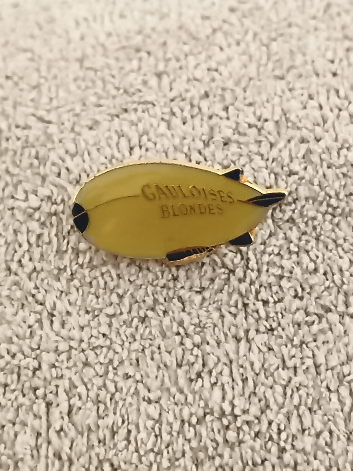 Pin's Gauloises Blondes dirigeable jaune vintage, badge publicitaire années 90