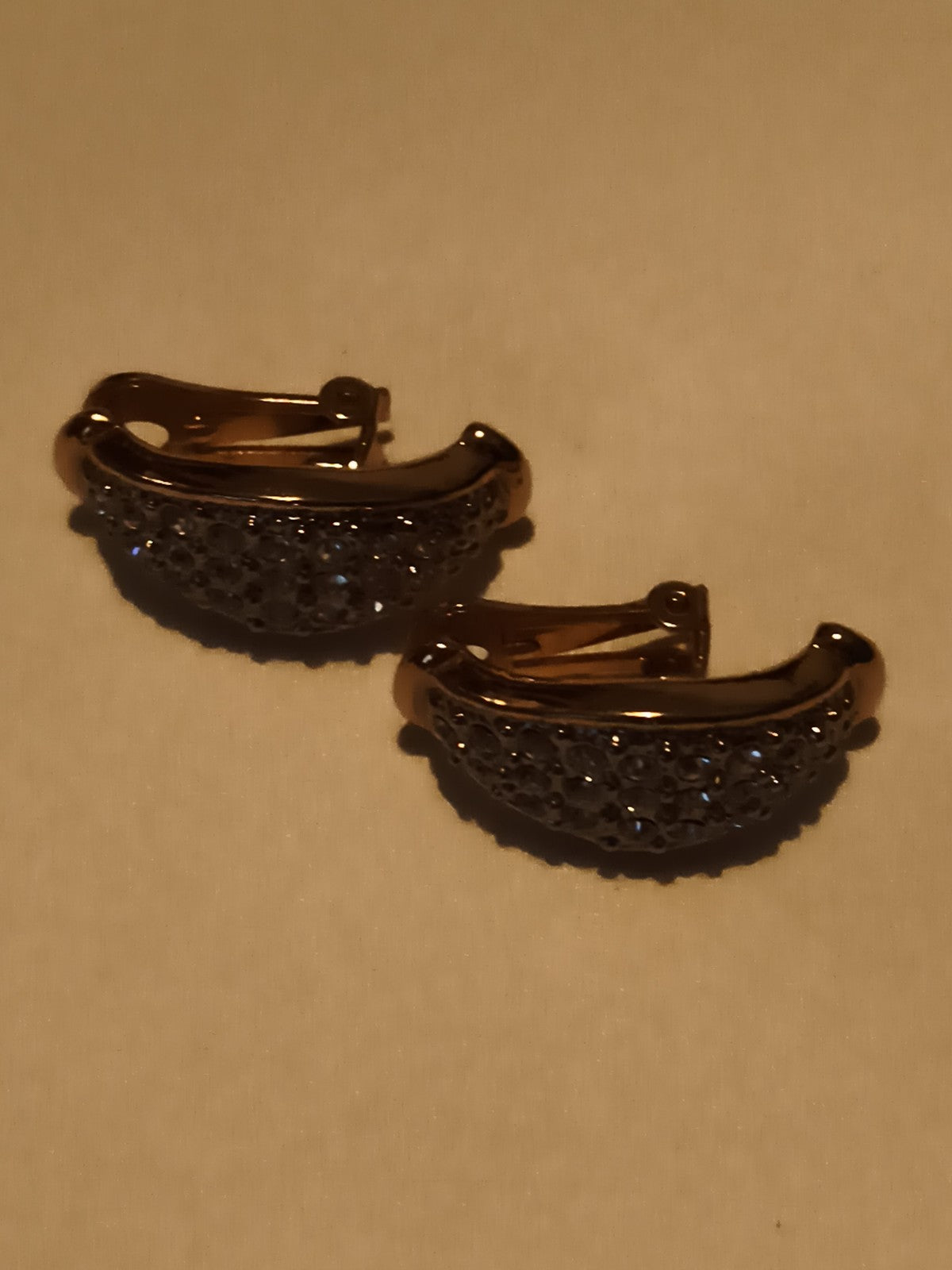 Boucles d’oreilles vintage clip bombées dorées strass, créoles rétro femme
