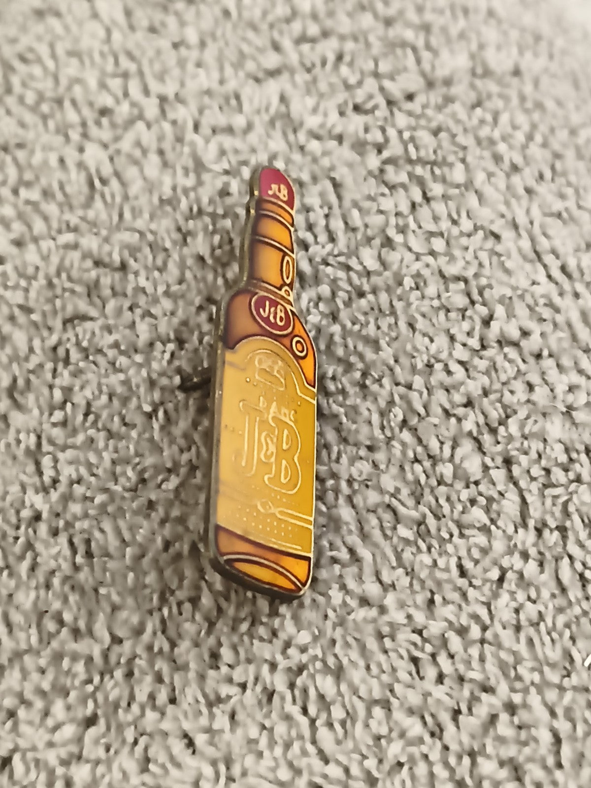 Pin's vintage bouteille J&B whisky, badge publicitaire émaillé, années 90 (Ref 2