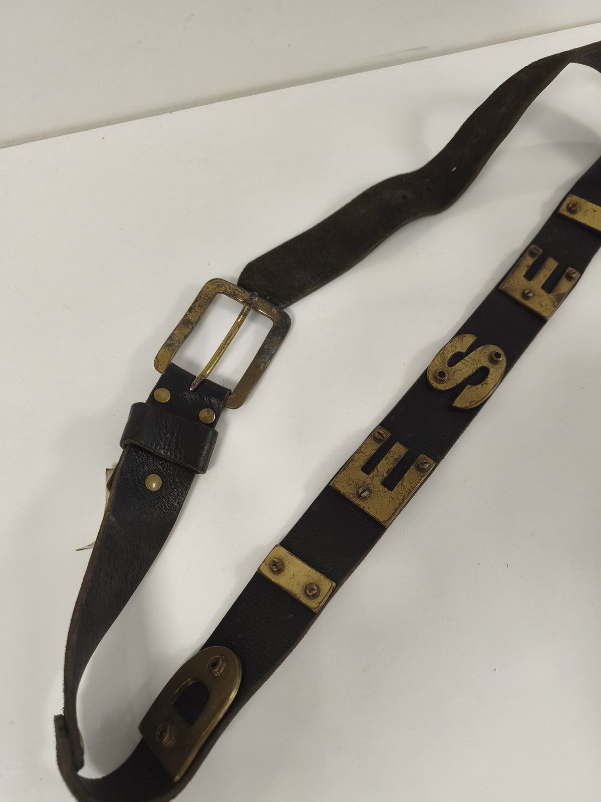Vintage ceinture Diesel noire à plaques métal doré style industriel