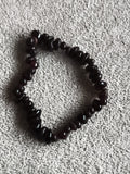 Bracelet pierres naturelles perles irrégulières foncées élastique