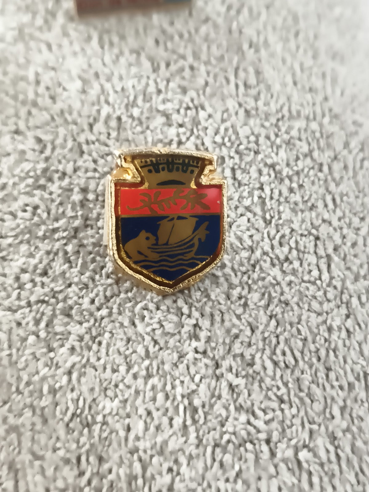 Pin's blason armoiries Paris vintage émaillé écusson doré héraldique (Ref 8)
