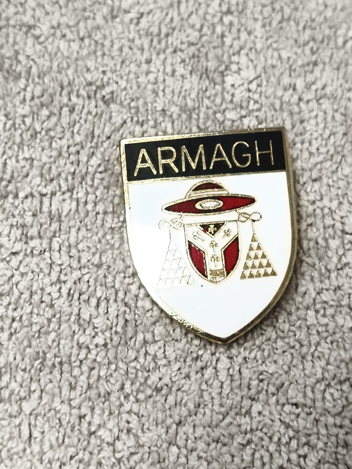 Insigne blason ancien ARMAGH émaillé écusson vintage badge pin