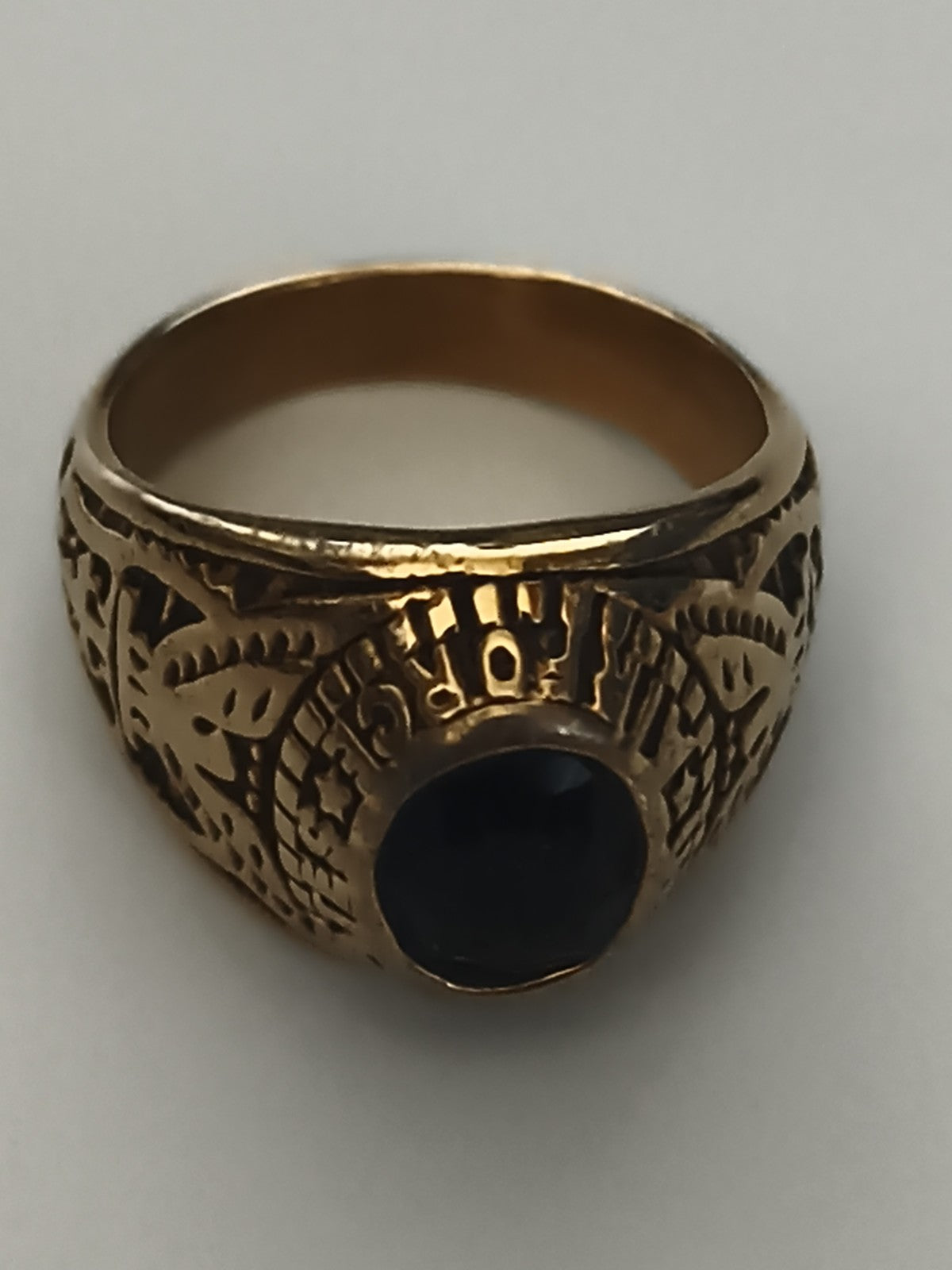 Bague vintage homme orné cabochon foncé décor gravé taille 65 rétro
