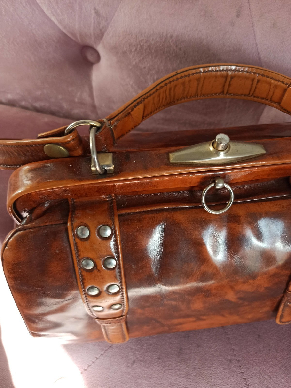 Sac médecin vintage cuir marron, ancien cartable rétro à rivets, fermeture métal