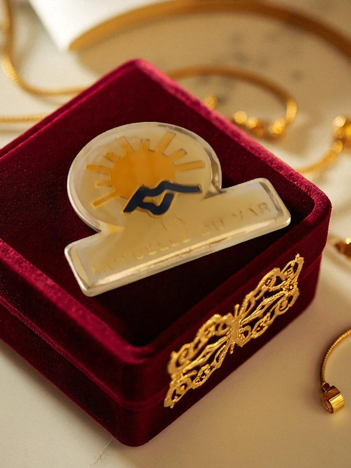 Pin's publicitaire vintage Mutuelle du Var émail soleil main logo rétro