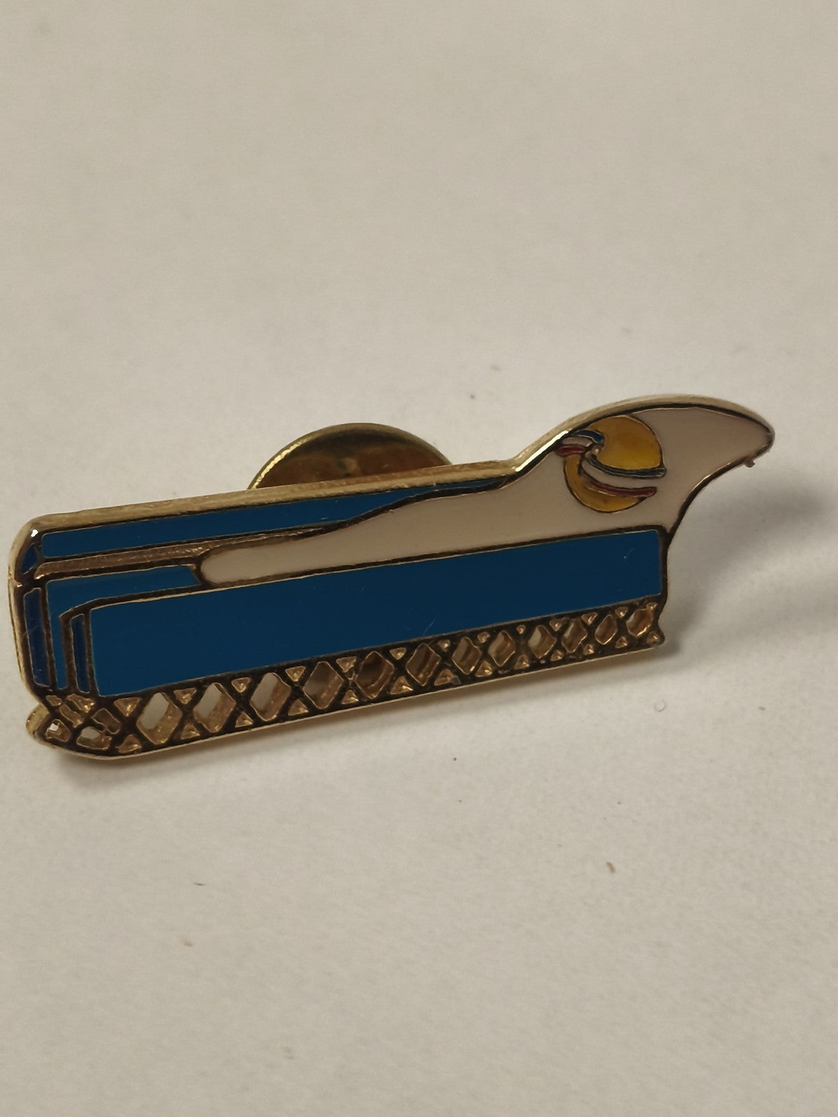Pin's ancien navire rétro, badge collection marine vintage, objet de collection