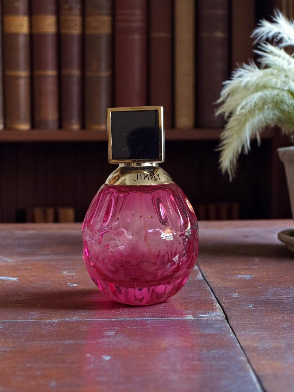 Flacon parfum vintage Jimmy Choo verre rose bouchon carré déco rétro