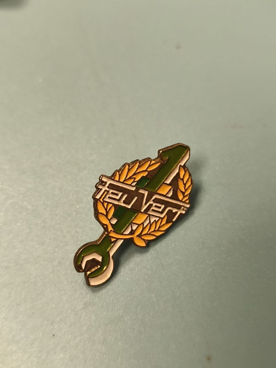 Pin's vintage Feu Vert logo clé anglaise vert et or collection automobile