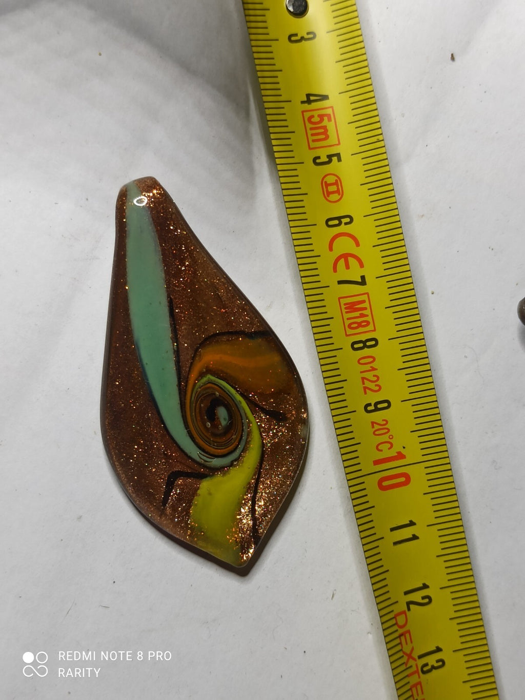 Pendentif abstrait marron orné spirale vert jaune, bijou création unique d'occas