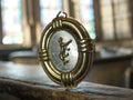 Pendentif ovale vintage plaqué or motif animal héraldique – bijou rétro élégant