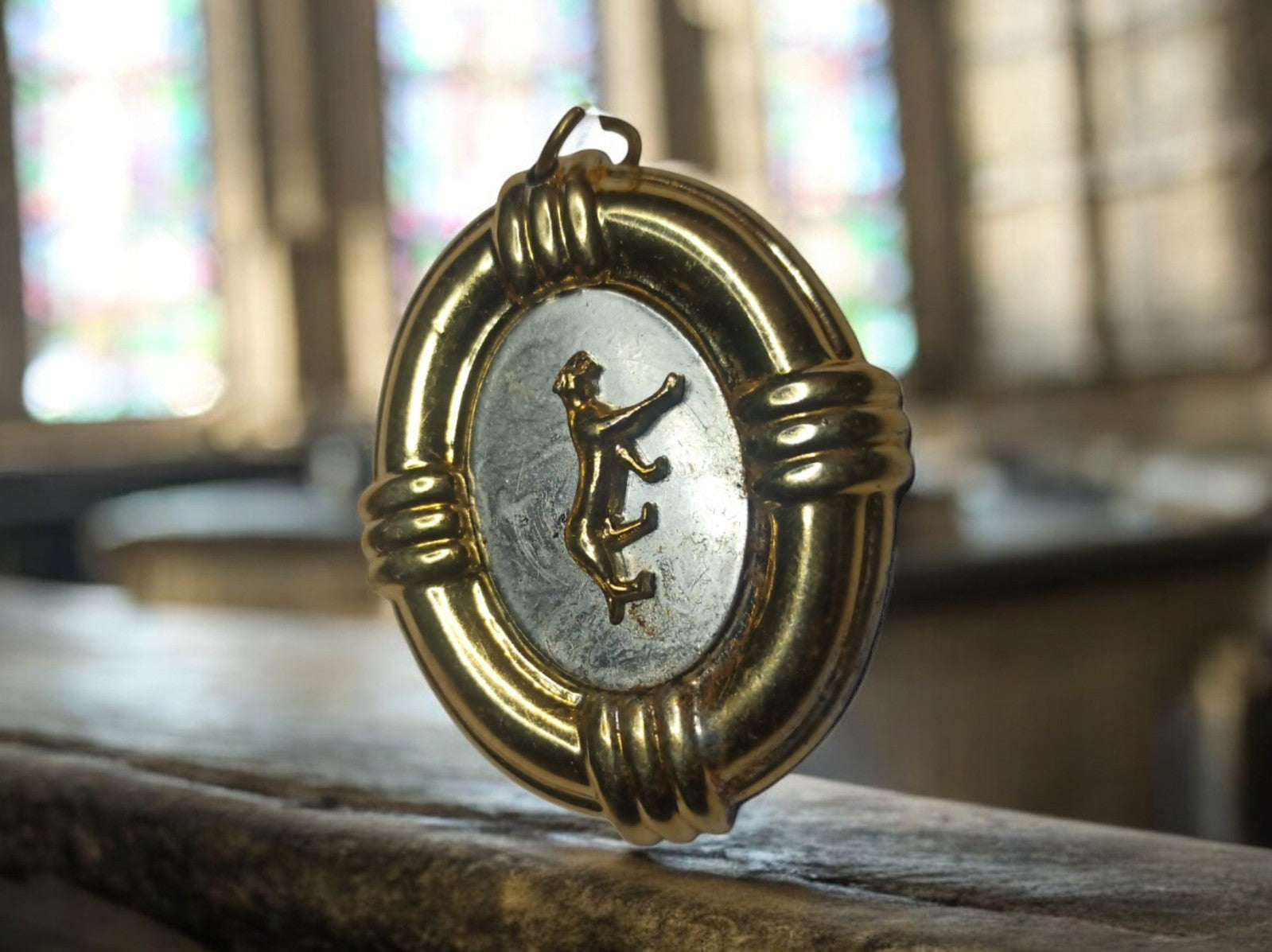 Pendentif ovale vintage plaqué or motif animal héraldique – bijou rétro élégant