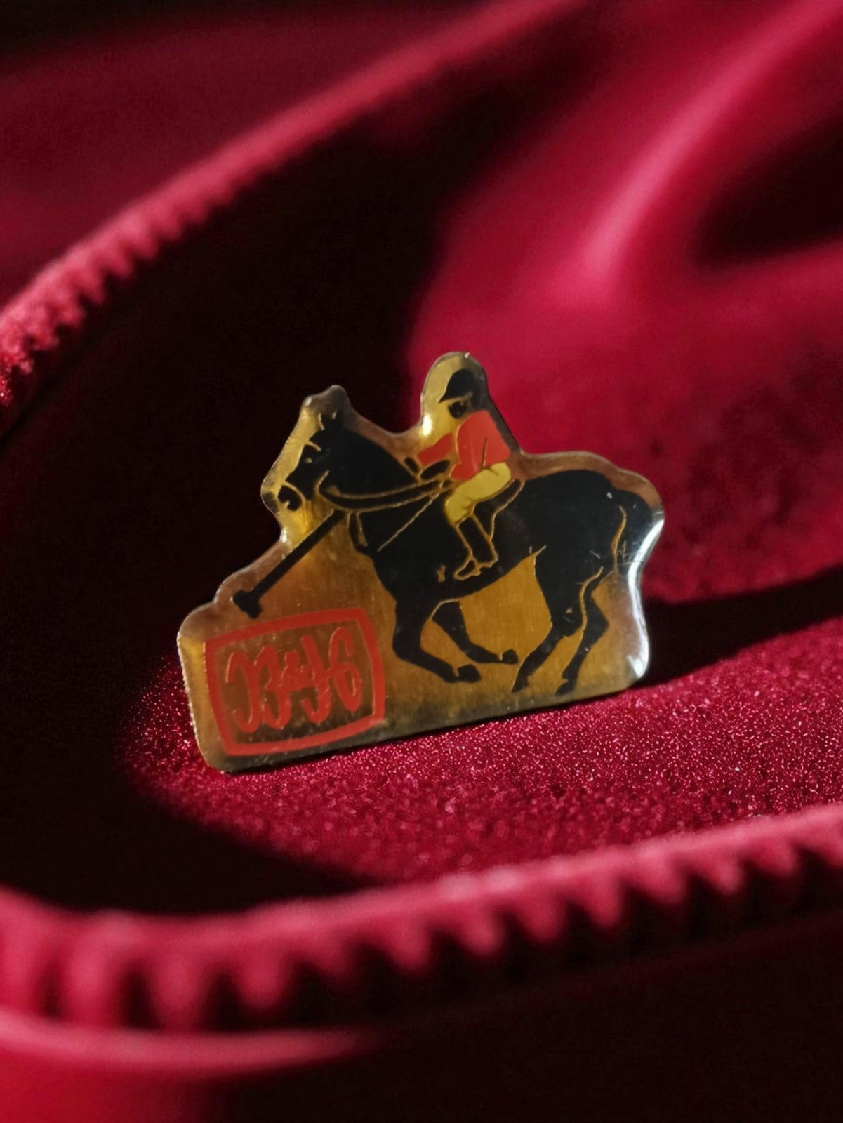 Pin's ancien jockey cheval rétro publicitaire années 80 badge émaillé vintage