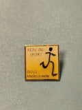 Pin's vintage Fête du Sport DDJS Bouches du Rhône émaillé carré jaune
