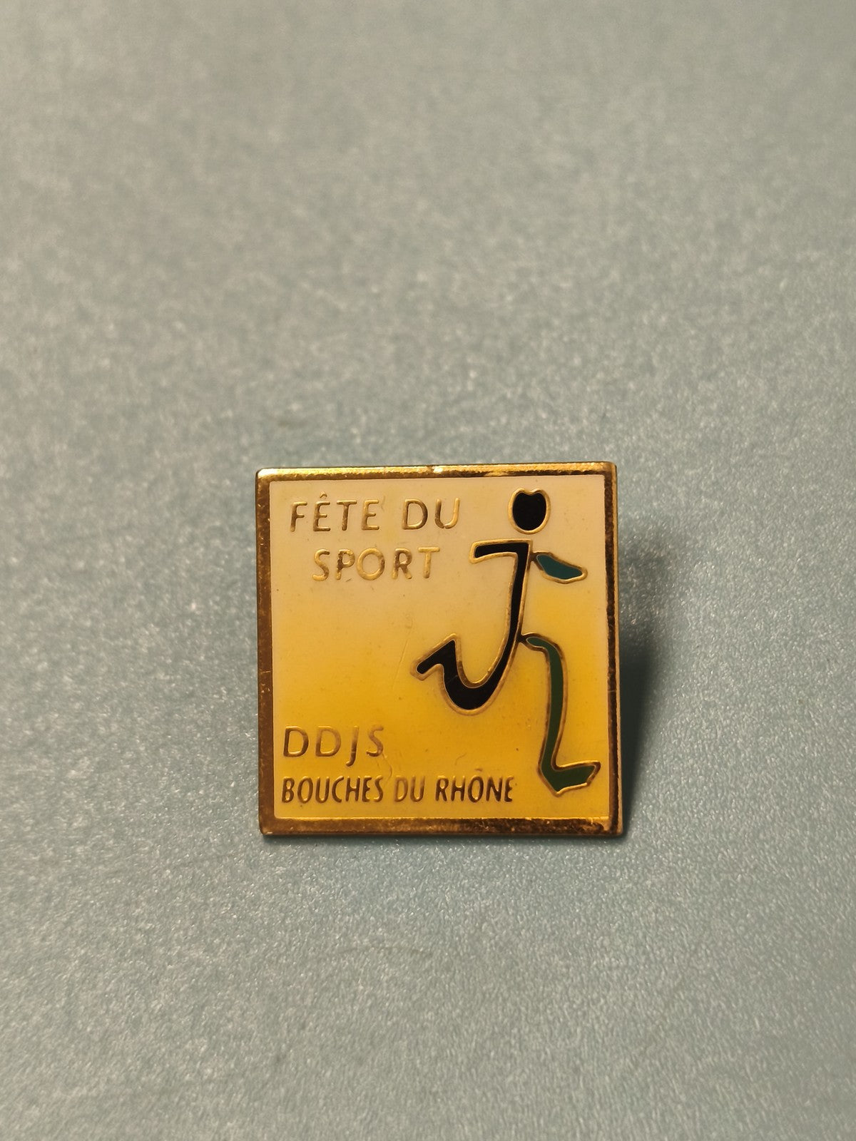 Pin's vintage Fête du Sport DDJS Bouches du Rhône émaillé carré jaune