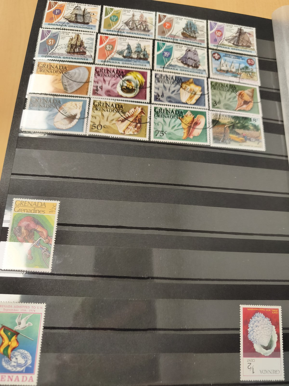 Lot de timbres Grenada Grenadines ? thèmes navires et coquillages, multicolores
